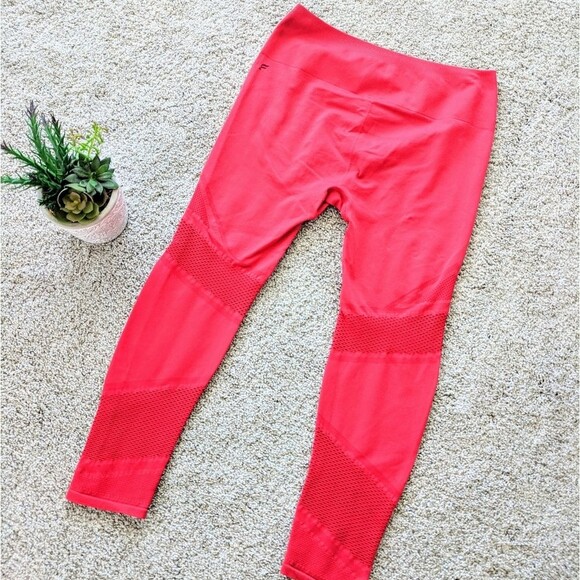 ⭐NWOT Red Fabletics Powerhold Compression Leggings⭐ - Picture 4 of 12